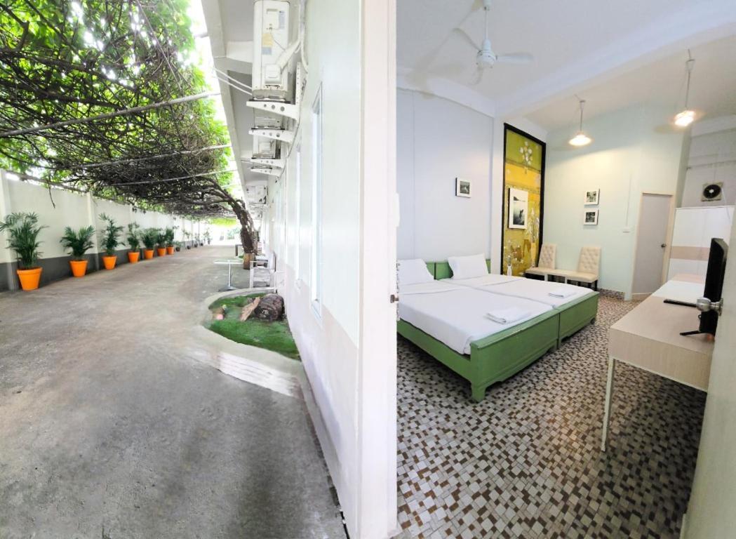 Rajata Hotel Bangkok Exterior photo