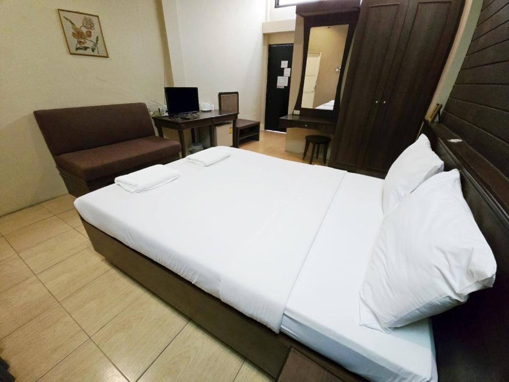 Rajata Hotel Bangkok Exterior photo