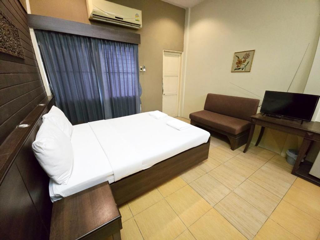 Rajata Hotel Bangkok Exterior photo